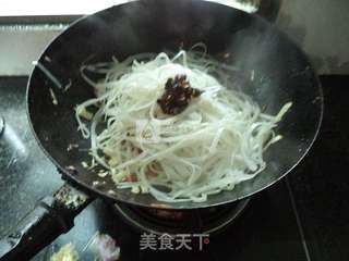 包菜香菇肉丝炒河粉的做法步骤：11