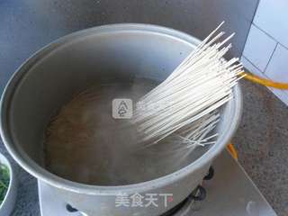 热汤面卧鸡蛋的做法步骤：1