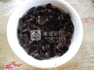 酸辣秋木耳的做法步骤:2