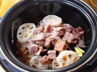 黑豆莲藕排骨汤的做法步骤:5