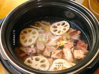 黑豆莲藕排骨汤的做法步骤:6