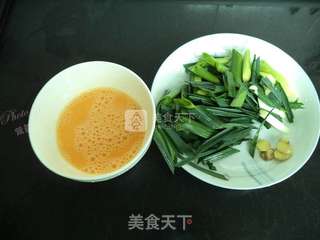 木耳蒜苗炒鸡蛋的做法步骤:2