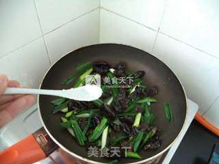 木耳蒜苗炒鸡蛋的做法步骤:6