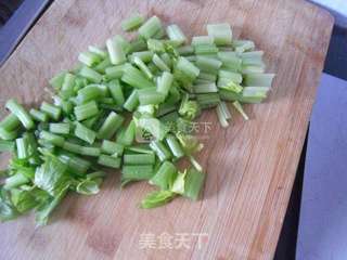 芹菜拌花生米的做法步骤：3