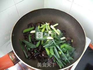 木耳蒜苗炒鸡蛋的做法步骤:5