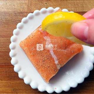 三文鱼咖喱炒饭的做法步骤:2