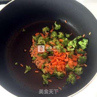 三文鱼咖喱炒饭的做法步骤:7