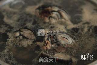 养气血的黑豆首乌煲乌鸡汤的做法步骤:2