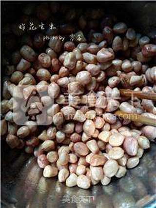 健康下酒菜:炸花生米的做法步骤:3