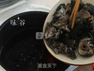 养气血的黑豆首乌煲乌鸡汤的做法步骤:3
