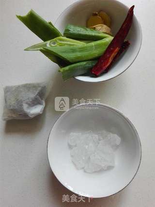 红焖肘子的做法步骤:2
