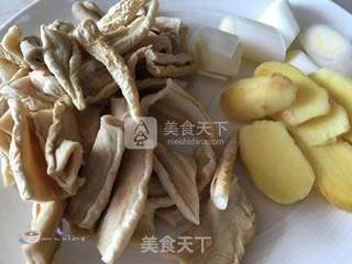 【鸡汤一招鲜】萝卜干香菇炖鸡的做法步骤:3