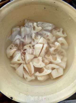 香菇莲藕炖排骨的做法步骤:2