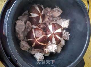 香菇莲藕炖排骨的做法步骤:7