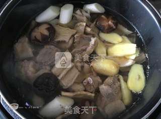 【鸡汤一招鲜】萝卜干香菇炖鸡的做法步骤：6