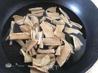 【鸡汤一招鲜】萝卜干香菇炖鸡的做法步骤:5