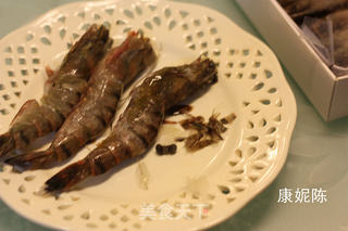 油爆大虾的做法步骤：1