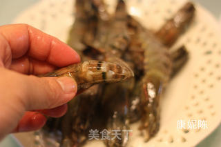 油爆大虾的做法步骤：2