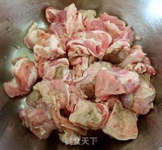红烧羊肉炖时蔬的做法步骤：2