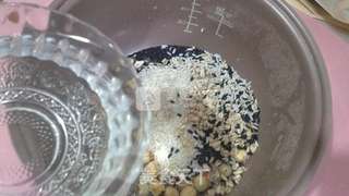 黑米莲子杂粮粥的做法步骤:7