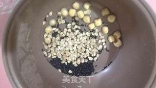 黑米莲子杂粮粥的做法步骤:5
