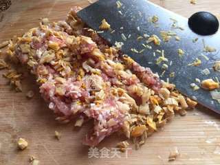 黄花菜肉春卷的做法步骤:3