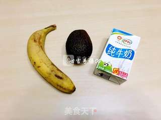 香蕉牛油果奶昔的做法步骤：1