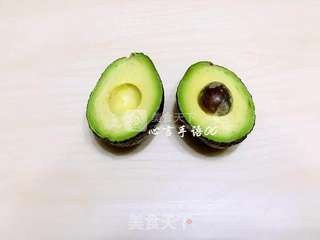 香蕉牛油果奶昔的做法步骤:2