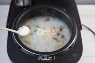 五彩虾仁粥的做法步骤:8