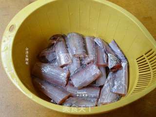 黑胡椒酱香带鱼的做法步骤:2