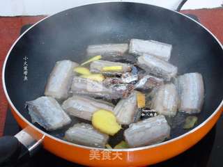 黑胡椒酱香带鱼的做法步骤:3