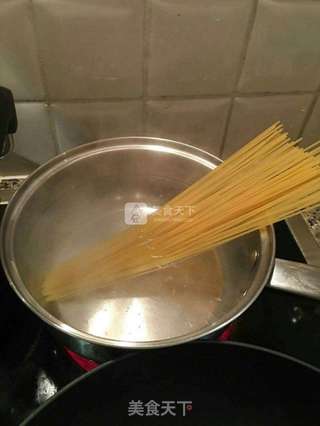 番茄虾仁意面的做法步骤:4
