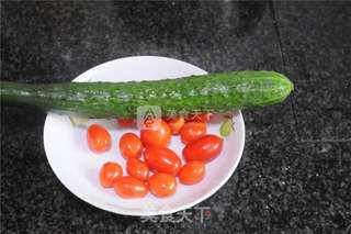 让春节的宴客桌上春意盎然——圣女果黄瓜炒鸡蛋的做法步骤：1