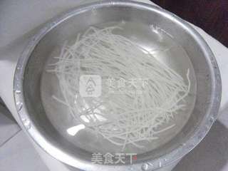 酱骨头烩丝瓜的做法步骤：3