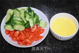 让春节的宴客桌上春意盎然——圣女果黄瓜炒鸡蛋的做法步骤:2