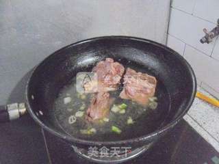 酱骨头烩丝瓜的做法步骤：5