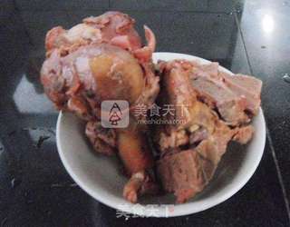 酱骨头烩丝瓜的做法步骤：1