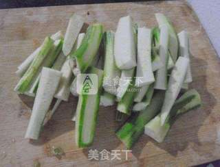 酱骨头烩丝瓜的做法步骤：2