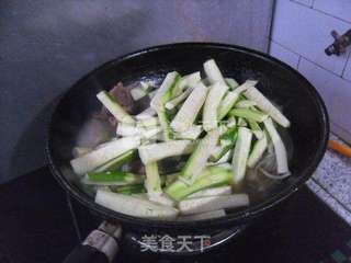 酱骨头烩丝瓜的做法步骤：8