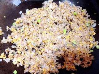 葱香豆豉蛋炒饭的做法步骤:7
