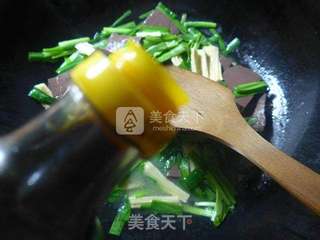 韭菜腐竹煮鸭血的做法步骤：6