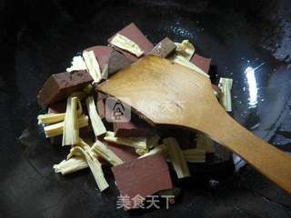 韭菜腐竹煮鸭血的做法步骤：3