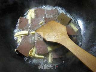 韭菜腐竹煮鸭血的做法步骤：4