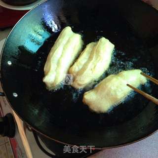 炸油条的做法步骤:12