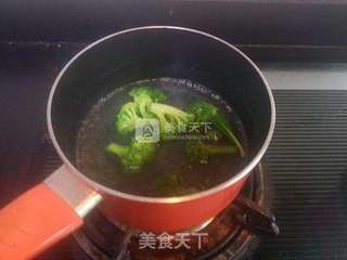 土豆西兰花吉利虾的做法步骤:2