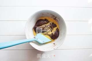 龙猫巧克力戚风蛋糕的做法步骤:5