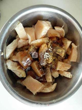 烧烤鸡肉串的做法步骤:2