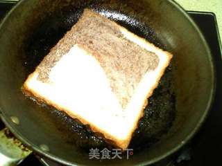 煎鸡蛋土司的做法步骤:7