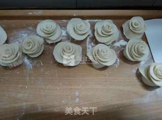 玫瑰花馒头花篮的做法步骤:11