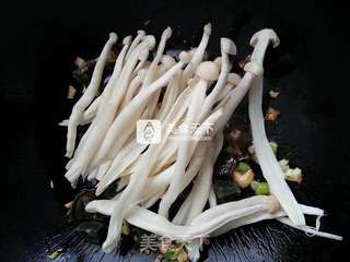 海鲜菇皮蛋娃娃菜的做法步骤:8